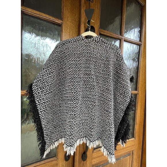 Chicos Jayne Fringe Ruana One Size OS Black White Wrap Acrylic Classy - Picture 5 of 8